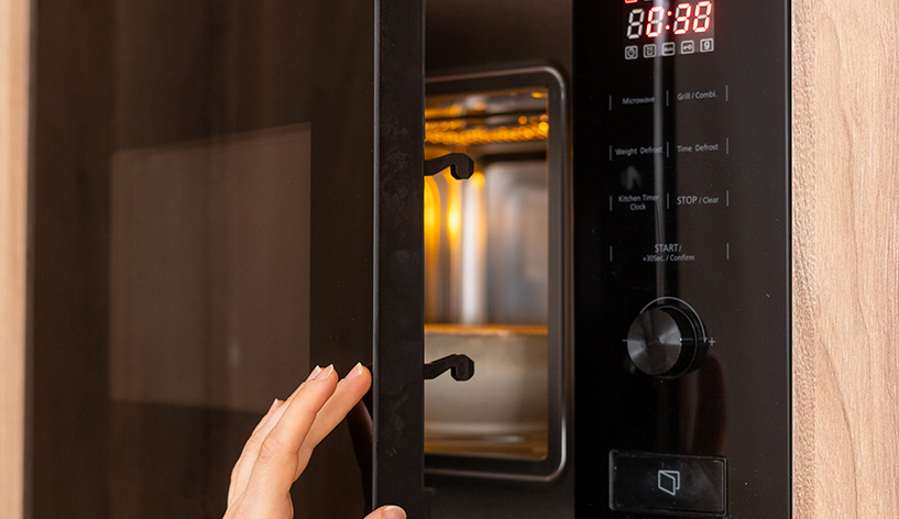 Comment nettoyer votre micro-ondes en 3 minutes ?